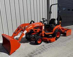Tracteur compact diesel Kubota BX1880 d'occasion, 18 CV, 2/4 roues motrices, avec chargeur frontal, lame de 54 pouces, 132 heures de fonctionnement, à vendre. - Product Image 1