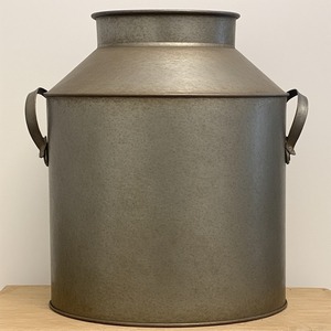 Lata de leche galvanizada de granja rústica con forma tradicional perfecta para cocinas hogares jardín al aire libre café e interiores antiguos - Product Image 2