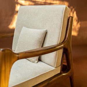 Sillón escandinavo con tapicería de marfil suave, elegante marco de madera, perfecto para interiores nórdicos acogedores - Product Image 3