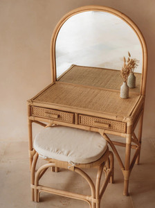 Parfait unique en son genre d'inspiration vintage fait à la main idéal pour chambre d'enfant ensemble de vanité en rotin table et tabourets - Product Image 4