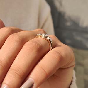Anillo de Compromiso con Diamantes de Corte Redondo en Forma de Rosa, Engaste en Bisel, Hecho a Mano, Certificado IGI, Claridad VS, 1.50 mm - Product Image 5