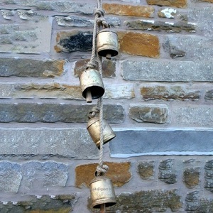 Juego de 4 piezas de cuerda de yute, campanas colgantes de vaca, campana colgante de Metal con acabado dorado para decoraciones navideñas - Product Image 4