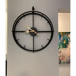 Horloge murale en métal qui incarne le luxe moderne avec un charme intemporel, une structure élégante qui crée un sentiment d'équilibre sur n'importe quelle surface murale. - Product Image 3