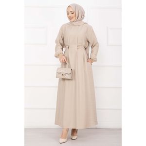 Robe hijab avec broche dorée et détails à la taille, ornée de pierres naturelles, style élégant et féminin - Product Image 3