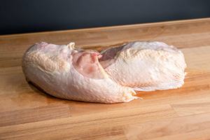 Poitrine de poulet halal surgelée entière, avec os et peau, IQF - Product Image 4