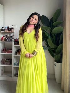 Ensemble prêt-à-porter de créateur pour soirée, composé d'un haut en faux georgette brodé de sequins, d'un pantalon en micro-coton et d'un dupatta en faux georgette. - Product Image 2