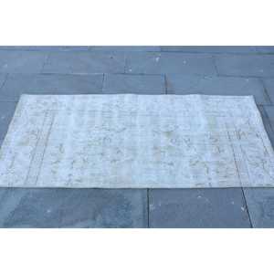 พรมวินเทจขนาดเล็ก 2.3x5.4 ฟุต พรมขนสัตว์สีขาวแบบต่อผ้าสไตล์ตุรกี - Product Image 4