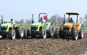 Tractor Agrícola 4x4 de Alta Eficiencia, 110HP, Caja de Cambios con Rodamientos, Motor Cummins, Rendimiento Inigualable para Agricultores Modernos - Product Image 4