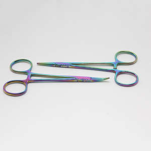 Pinzas Hemostáticas Reutilizables de Acero Inoxidable Alemán, Acabado Plateado Espejo, Certificación ISO 9001, Uso Quirúrgico Hospitalario - Product Image 2