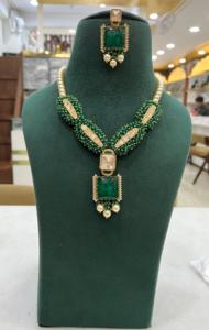 Ensemble de collier et boucles d'oreilles de haute qualité, exquis, artisanal, avec des détails en pierre d'émeraude Kundan, colliers tendance, colliers ras du cou - Product Image 2