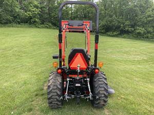Tractor BAD BOY 2026, 4035CH 1025 con Cargador Compacto - 25 HP de Potencia y Fuerza de Elevación, con Plataforma de Corte de 60 Pulgadas - Product Image 4