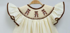 สีเบจ Smocked เสื้อผ้าเด็กชุดเด็กทารก Playsuits บอดี้สูทเสื้อผ้าเด็กคุณภาพสูง K-เย็บปักถักร้อย