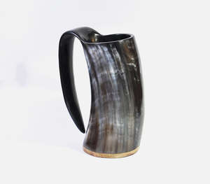 Authentique cornes à boire viking noires polies artisanales avec une poignée unique de couleur ambre, style nordique traditionnel, buffle - Product Image 4