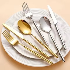 Ensemble de couverts en métal décoratif avec des designs sophistiqués et intemporels pour les occasions de mariage et de fête - Product Image 1