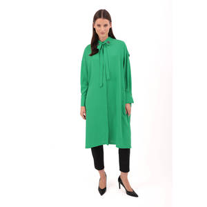 Chemisier vert pour femme avec détail cape au dos et col brodé, 100 % polyester, design à nouer pour un usage quotidien - Product Image 3