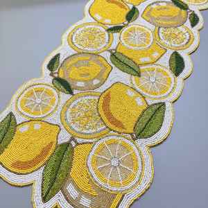Chemin de table fait à la main Lemon et feuilles perlé printemps coureur pièce maîtresse florale - Product Image 1