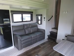 Se vende F-O-R-E-S-T R-I-V-E-R C-H-E-R-O-K-E-E A-R-C-T-I-C W-O-L-F 3-6-6-0-S-U-I-T-E usada del año 2022 - Product Image 5