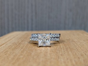 Anillo de Compromiso y Boda de Lujo Lurba Jewels, Oro Blanco Sólido de 14K, Moissanita de Corte Princesa de 1.50 CT, Engaste de Garras - Product Image 2