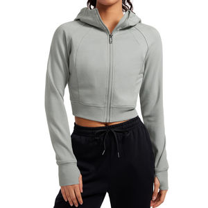 Ensemble deux pièces streetwear pour femme : sweat à capuche court zippé et pantalon de jogging, avec broderie de logo personnalisé - Product Image 5