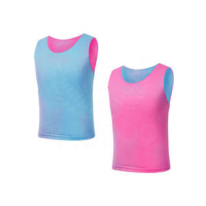 Baberos de entrenamiento reversibles con costuras reforzadas para una mayor durabilidad y longevidad Baberos de entrenamiento reversibles - Product Image 1