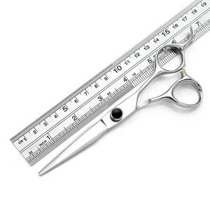 ใบมีดสแตนเลส6CR สีเงินกรรไกรตัดผมแบบตรงใช้ในร้านเสริมสวยอุปกรณ์เสริมความงามใช้ตัดผมแบบคมขนาดตามสั่ง - Product Image 3