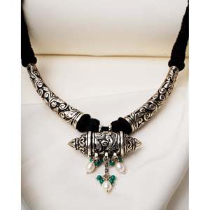 Colgante Tabiz Chitai de Plata Noor en Collar de Plata 925 con Engaste de Bisel, Bañado en Rodio, Cadenas Modernas con Incrustaciones de Circonita y Perla - Product Image 1