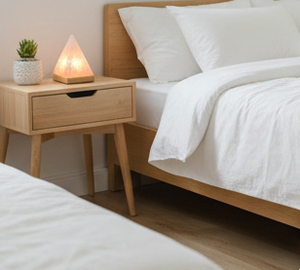 Lampe en forme de pyramide en sel de l'Himalaya blanc neige, sel de roche blanc naturel, cristal sculpté à la main, ioniseur de guérison, énergie, base en bois - Product Image 3