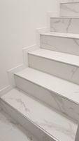 Escaliers en marbre blanc poli de qualité supérieure, design moderne pour un look luxueux dans les applications de villas