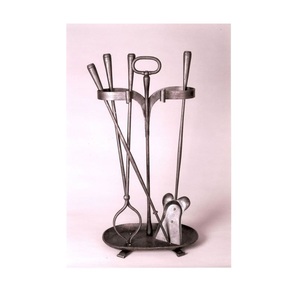 Ensemble d'outils de cheminée en laiton à l'ancienne avec patine patinée et profil antique idéal pour les intérieurs de maisons de campagne charmantes - Product Image 3