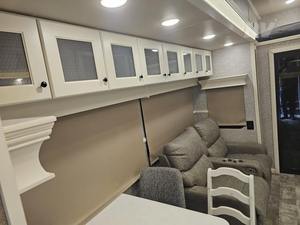 รถบ้าน RV V-A-N-L-E-I-G-H รุ่น A-M-B-I-T-I-O-N 399TH ปี 2023 สภาพดีเยี่ยม ประสิทธิภาพสูง ยาว 36 ฟุต รับน้ำหนักได้ 2000 กก. สีเข้ม ขาย - Product Image 5