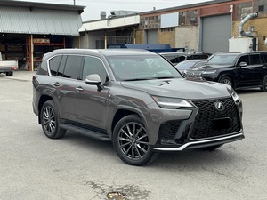 Lexus LX600 F Sport 2023 de couleur grise disponible à la vente. - Product Image 2