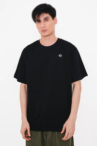 T-shirt à col rond en coton lourd noir pour homme en gros, coupe décontractée, manches courtes, style minimaliste pour les collections de vêtements masculins modernes - Product Image 4