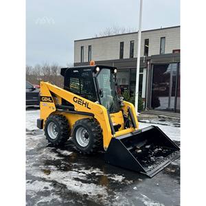 Cargadora de dirección deslizante Gehl R220 4x4 2024 con tracción a las cuatro ruedas, capacidad nominal de carga de 9, 6, 40, 50, 4, 3 y 10 toneladas, y cargador frontal de troncos con accesorio de cucharón - Product Image 3