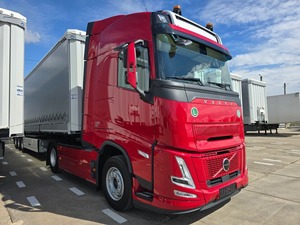 Camion routier longue portée d'occasion Red FH Euro5, modèle phare, 4-6L D13 V6 540HP, conduite à gauche, 4x2, transmission automatique, capacité de charge 11-20T, faible consommation de carburant - Product Image 5