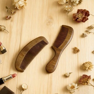 Peigne de style de maison de mode professionnelle bois de santal naturel Durable léger et sain pour les cheveux avec poignée peigne en bois - Product Image 1