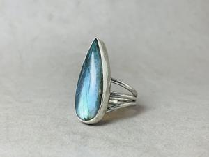 แหวนพลอยลาบราดอไรต์สีเงินสเตอร์ลิงทำด้วยมืออัญมณีโบฮีเมียนหยดน้ำตาสีฟ้าของ925 - Product Image 2