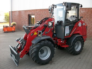 Chargeuse sur pneus compacte Weidermann 1390 rouge, mini-chargeuse frontale diesel avec godet pour l'agriculture et la construction, à vendre - Product Image 5