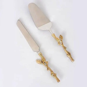 Resina blanca con mango punteado dorado Juego de esparcidor de rebanador de queso de acero inoxidable lindo Cuchillo de tabla de queso de metal con detalles dorados - Product Image 6