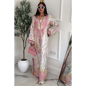 Túnica Kaftan Elowen Hecha a Mano, Elegante, con Cuello en V, Manga Larga, Estampado Floral de Satén - Product Image 5