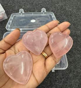 Piedra de Chakra semipreciosa de ágata de bolsillo de corazón hinchado de cuarzo rosa hecha a mano - Product Image 1