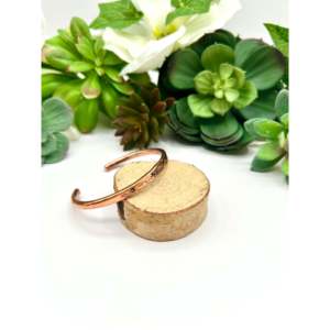 Bracelet manchette élégant en cuivre de la collection Shirley - Product Image 2