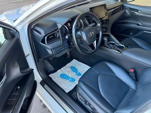 Toyota Camry Hybride Berline 2022, Transmission Automatique, Intérieur Cuir Foncé, Caméra Arrière, Conduite à Gauche, Jantes R17, Toit Ouvrant, Voiture d'Occasion - Product Image 6