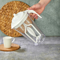 Bouteille d'eau en acrylique transparente de grande capacité (2200 ml/74 oz) au design moderne, écologique, avec couvercle mélangeur, pour usage professionnel et stockage de boissons froides