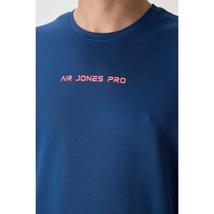 เสื้อยืดคอตตอนผสมสีน้ำเงิน Parliment ทรงโอเวอร์ไซส์สำหรับผู้ชาย ยี่ห้อ Air Jones ผิวสัมผัสหนาพิเศษพร้อมลายพิมพ์กราฟิก - รุ่น 88364 - Product Image 2