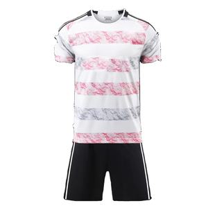 Uniforme de fútbol sublimado personalizado disponible de un proveedor mayorista para mercados globales con costuras de primera calidad. - Product Image 1