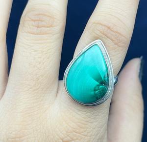 Bague de créateur pour femme en argent sterling 925 avec serti clos, style bohème, malachite et diamant taille poire, cadeau décontracté pour anniversaire et mariage - Product Image 2