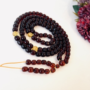 Mala bouddhiste en ambre baltique naturel, perles d'ambre cerise avec entretoises jaunes clairs, fabriqué à la main en Pologne - Product Image 1