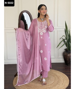 Tissu indien ethnique en viscose pure avec un travail brodé magnifique et attrayant avec Pent avec Dupatta et une robe à bordure en dentelle fantaisie - Product Image 1