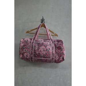 Sac de voyage léger matelassé bohème imprimé à la main en Inde, sac à bandoulière floral pour les voyages de week-end - Product Image 1