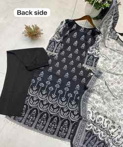 Robe kurta à la dernière réception de Chinon avec décoration en pierre royale et perles. - Product Image 3